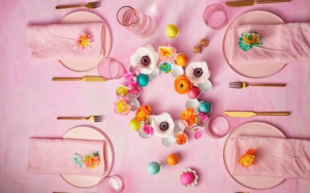 couronne fleurs oeufs centre table paques original nappe pastel