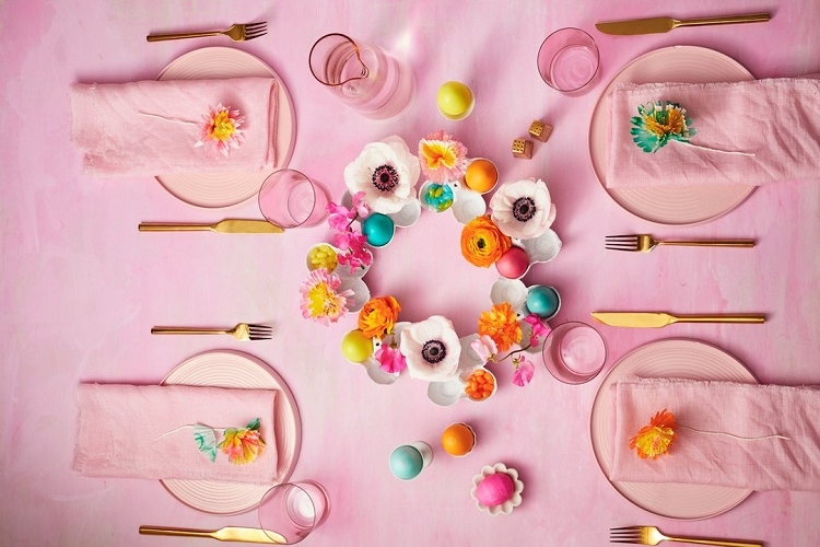 couronne fleurs oeufs centre table paques original nappe pastel