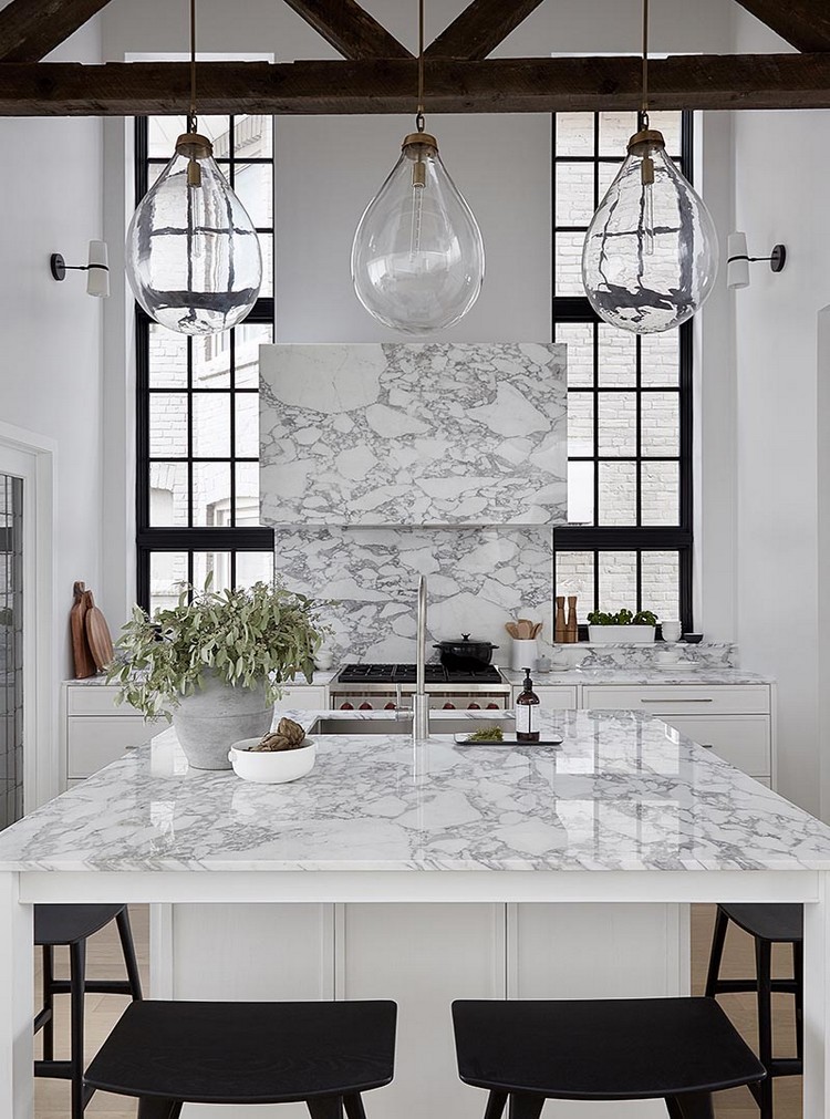 cuisine carrée avec ilot central marbre blanc lampes verre soufflé