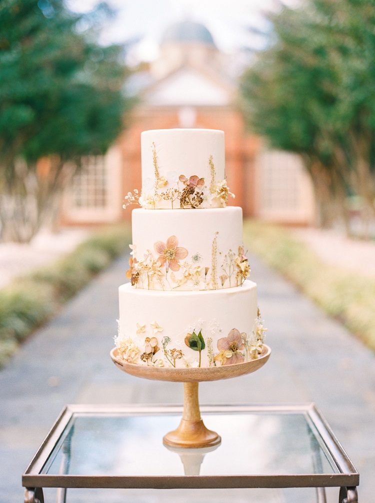Gâteau de mariage avec fleurs séchées : présentation complète