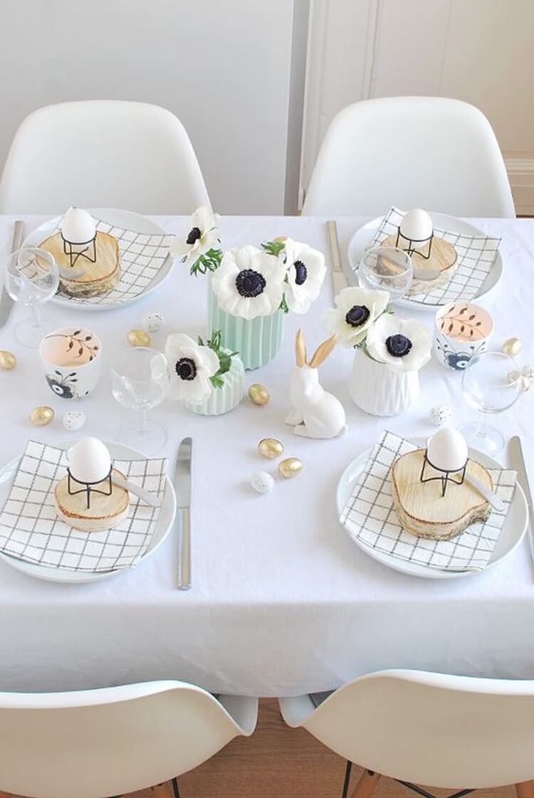 decoration monochorme elgante table paques blanche anemones