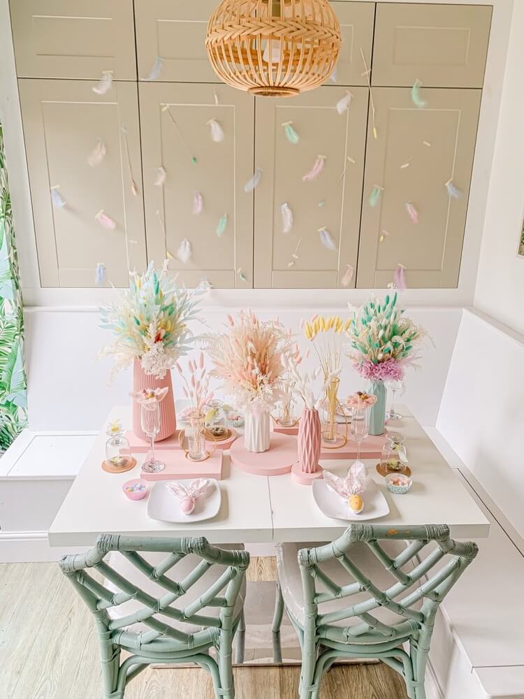 decoration table paques 2021 fleurs sechees plumes serviettes forme lapin