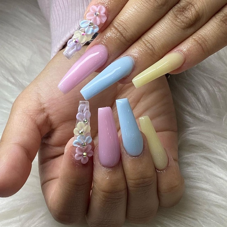des ongles stiletto en couleurs pastels et des fleurs 3D