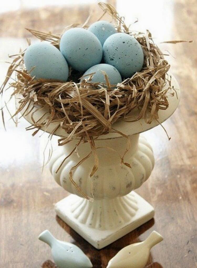 décoration de table printemps vase nid d'oiseau oeufs colorés
