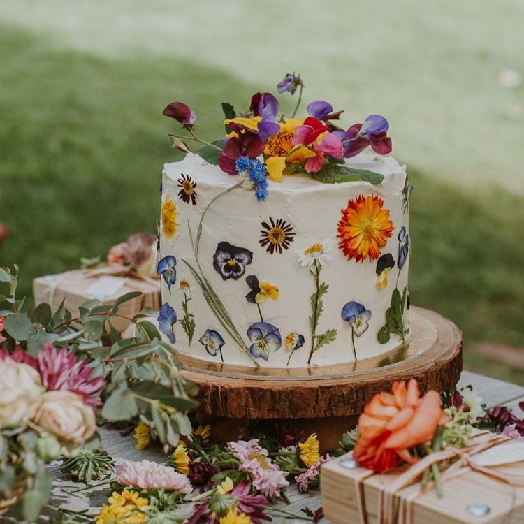 gateau anniversaire déco bohème fleurs séchées pressed flower cake