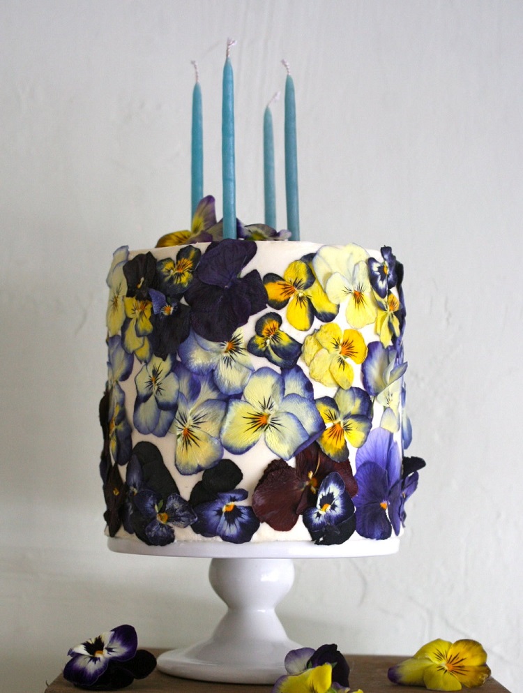 gateau d anniversaire avec fleurs séchées comestibles pressed flower birthday cake