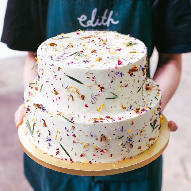 gateau de mariage avec fleurs séchées tendance cake design pinterest pressed flower wedding cake