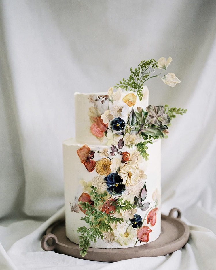 gateau de mariage bohème fleurs pressées pressed flower cake