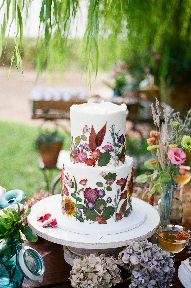 gateau de mariage champêtre aux fleurs sechées pressed flower wedding cake