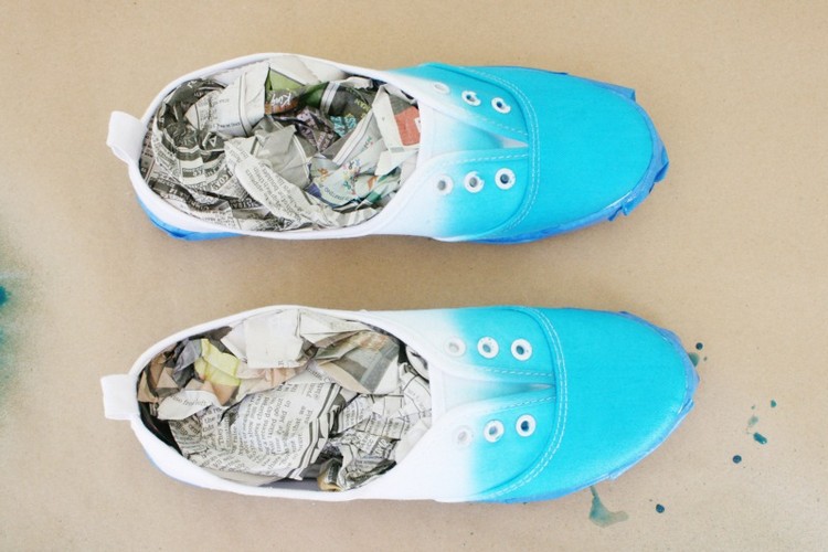 idée déco chaussures DIY customiser baskets peinture bleue