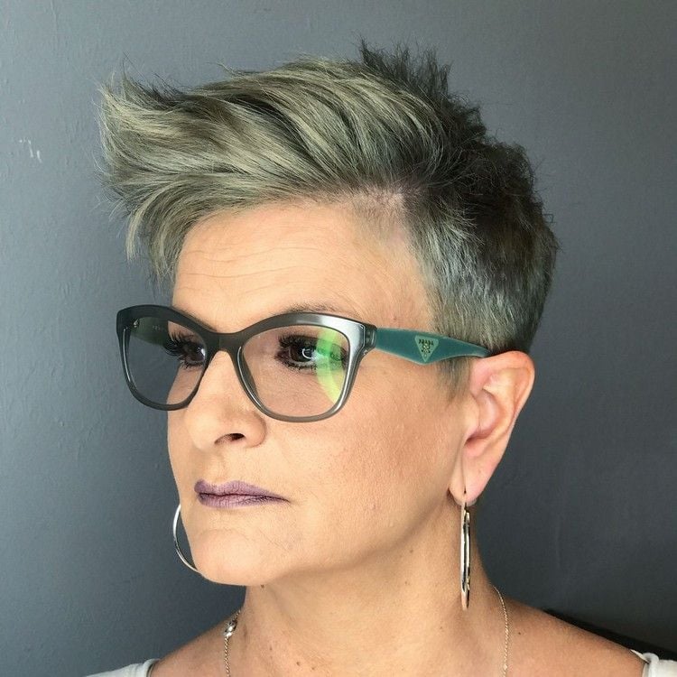 idées coupes coiffures couleurs pour femme 50 ans avec lunettes