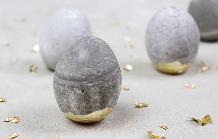 idées décoration œufs de Pâques béton brut avec feuilles dorées