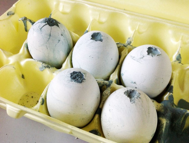 laisser solidifier photo tutoriel fabriquer œufs Pâques en béton teinté