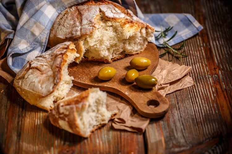 manger trop de pain blanc risques santé conséquences prise de poids douleurs abdominales