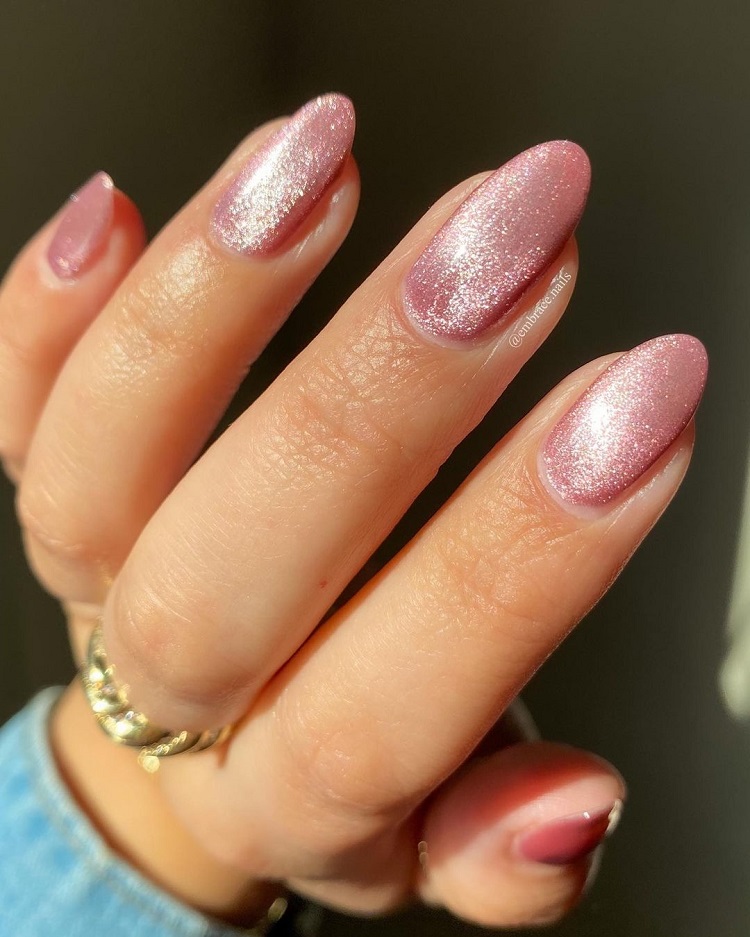 manucure veloutée brillante velvet nails vernis effet velours rose