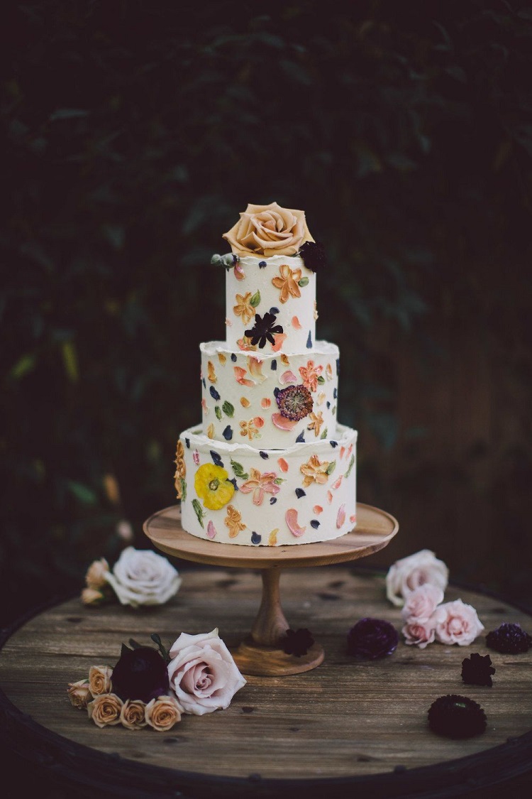 Gâteau de mariage avec fleurs séchées : présentation complète
