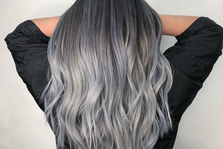 Mèches grises ou balayage sur les cheveux foncés et clairs