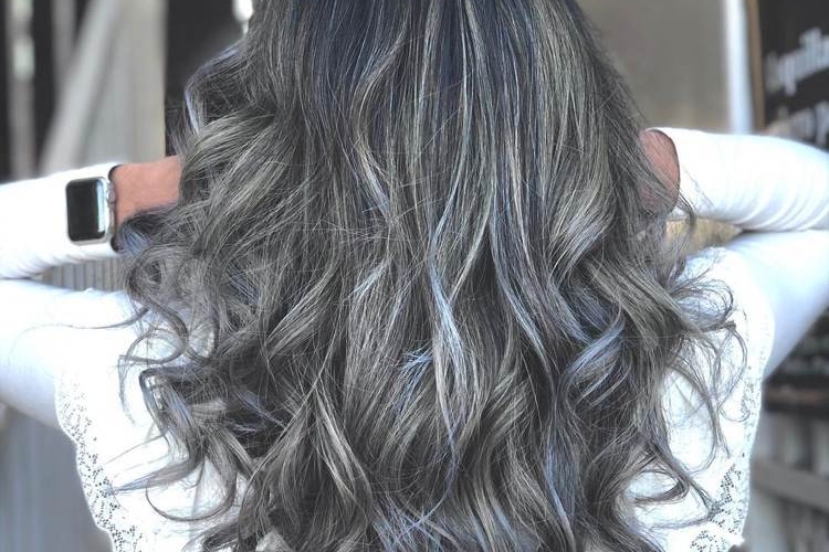 Mèches grises ou balayage sur les cheveux foncés et clairs