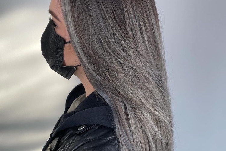 Mèches grises ou balayage sur les cheveux foncés et clairs