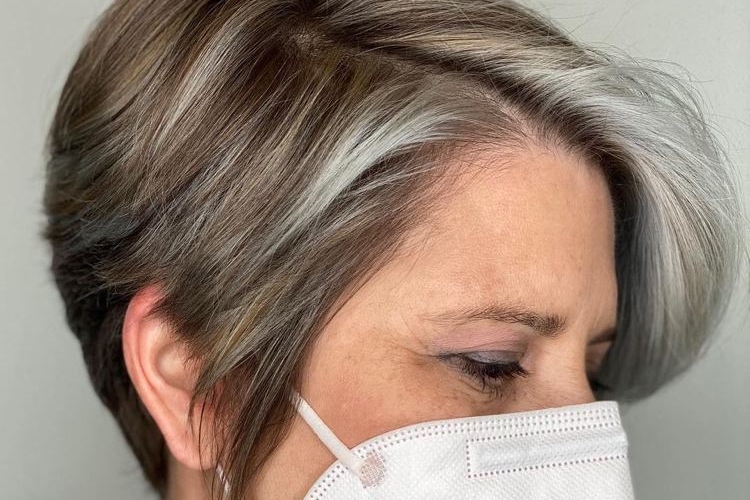 Mèches grises ou balayage sur les cheveux foncés et clairs