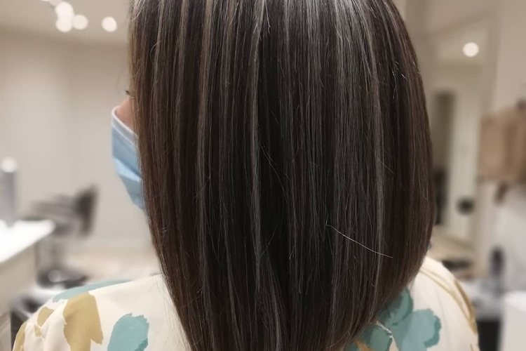 Mèches grises ou balayage sur les cheveux foncés et clairs