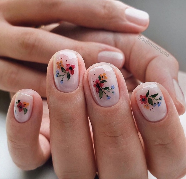 milky nails avec des fleurs pour un nail art printemps 2021 unique