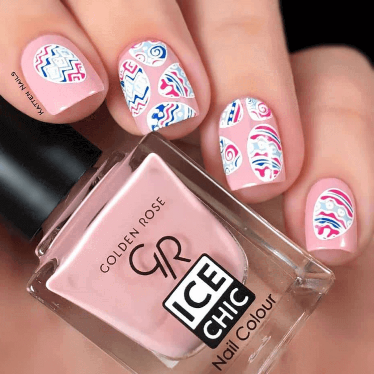 nail art oeufs paques vernis rose pale ongles carre court