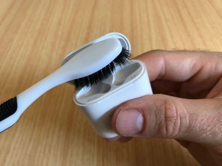 nettoyer boîtier airpods brosse à dents