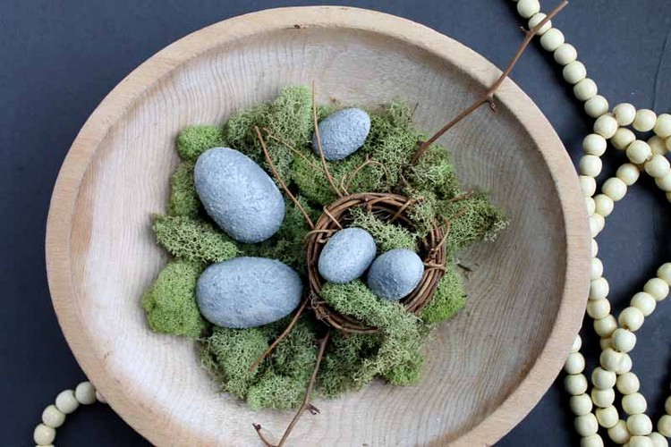 nid oiseau mousse brindilles œufs de Pâques en béton teinté bleu