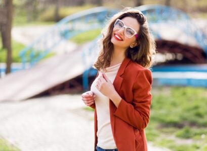 outfit printemps top chic blanc blazer femme rouge brique
