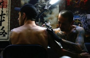 quel tatouage homme épaule choisir sumboles singifications