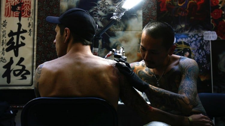 quel tatouage homme épaule choisir sumboles singifications