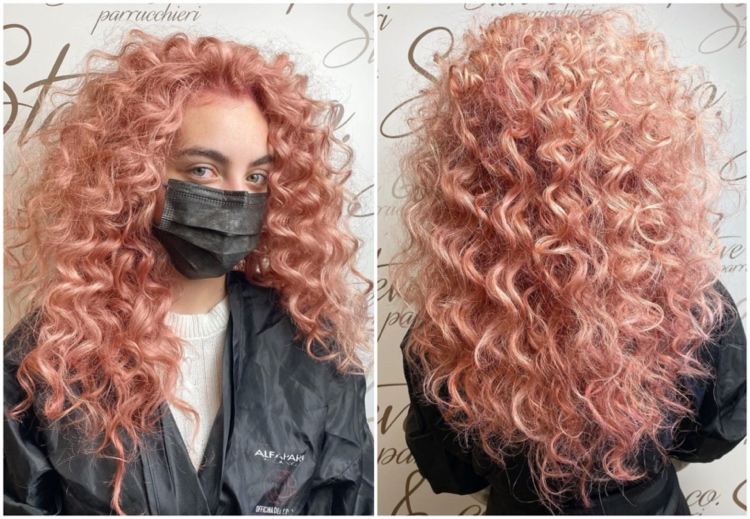 quelle couleur pour cheveux bouclés coloration rose gold sur cheveux naturellement bouclés