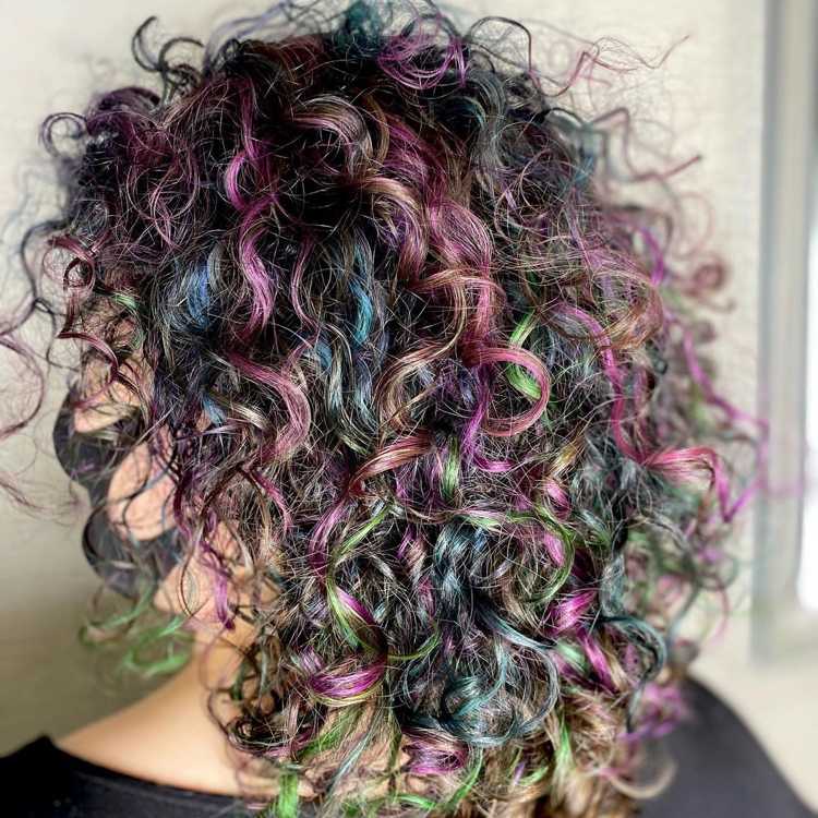 quelle couleur pour cheveux naturellement bouclés tendance oil slick hair coloration cheveux ondulés