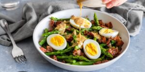 recettes asperges keto salade asperges oeufs bacon vinaigrette moutarde