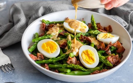 recettes asperges keto salade asperges oeufs bacon vinaigrette moutarde