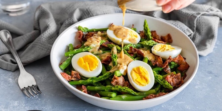 recettes asperges keto salade asperges oeufs bacon vinaigrette moutarde
