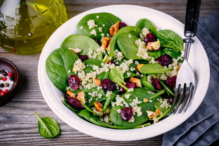 recettes avec des épinards salade verte quinoa noix