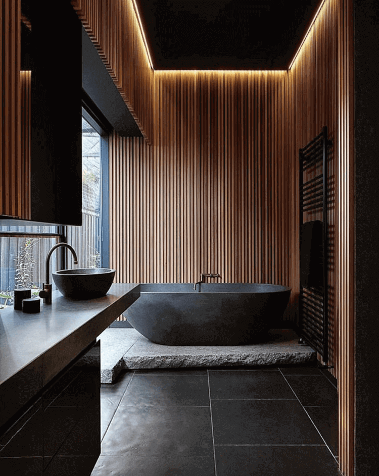 salle de bain japandi lambris mural bois eclairage indirect baignoire ilot beton