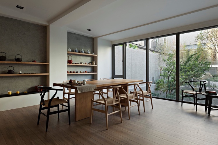 salle manger style japandi meubles bois clair etageres flottantes baie vitree jardin
