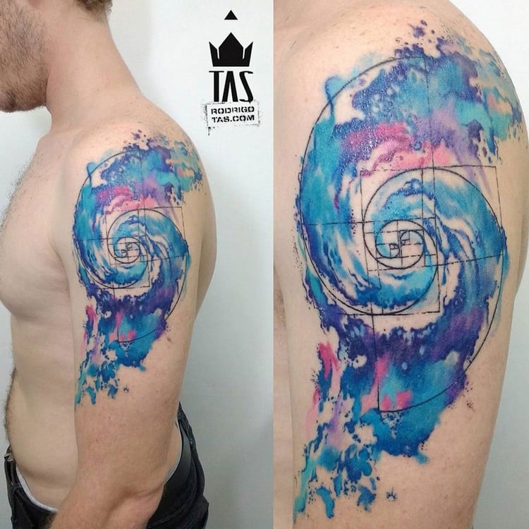 spirale or suite de Fibonacci aquarelle tatouage homme épaule