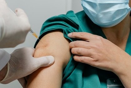 suspension du vaccin AstraZeneca en France et d'autres pays européens effets indésirables aattente avis EMA