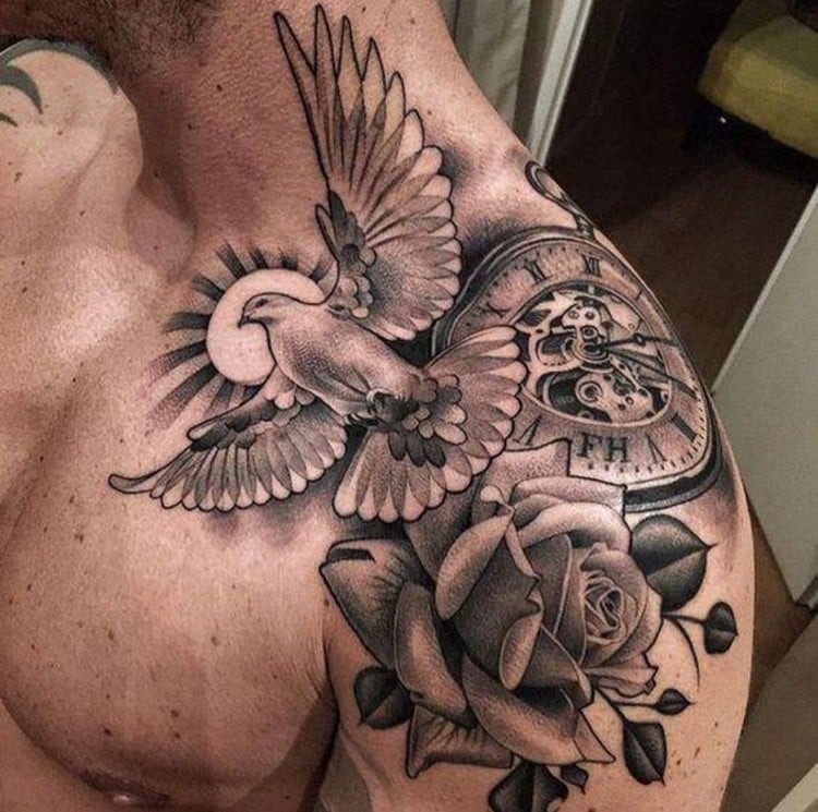 symboles variés boussole colombe rose tatouage homme épaule