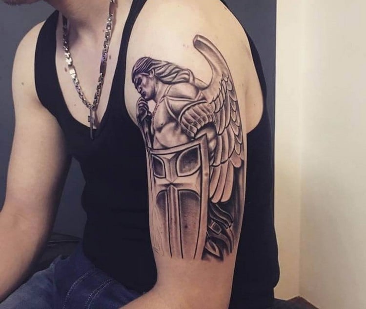 tatouage de protection homme ange protecteur égide bras supérieur