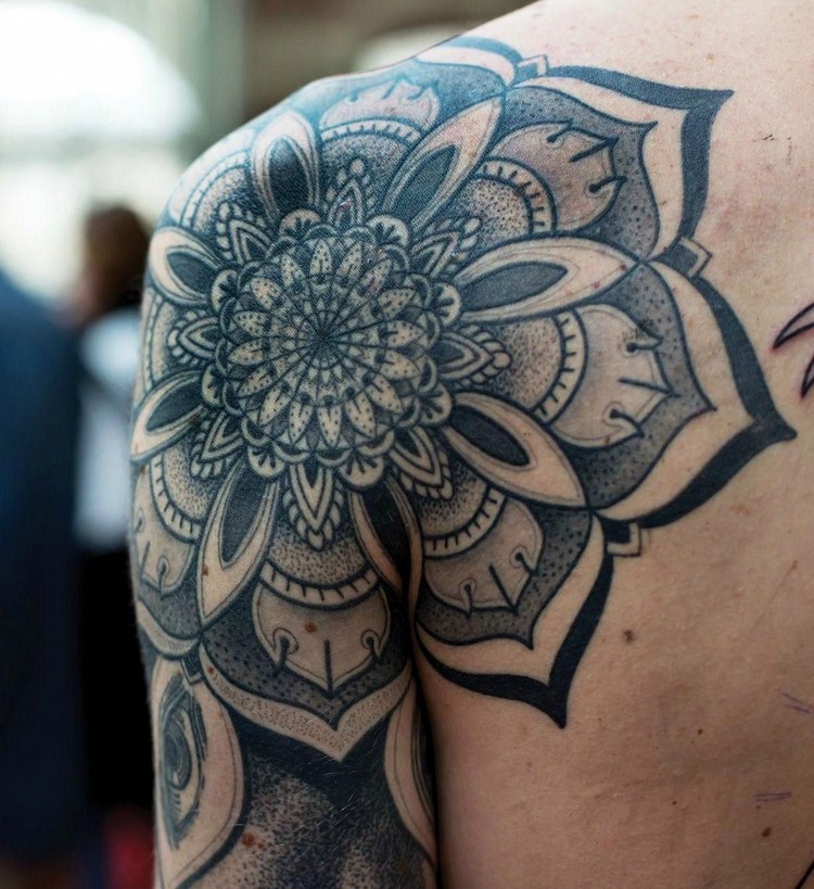 tatouage de protection homme mandala floral paule