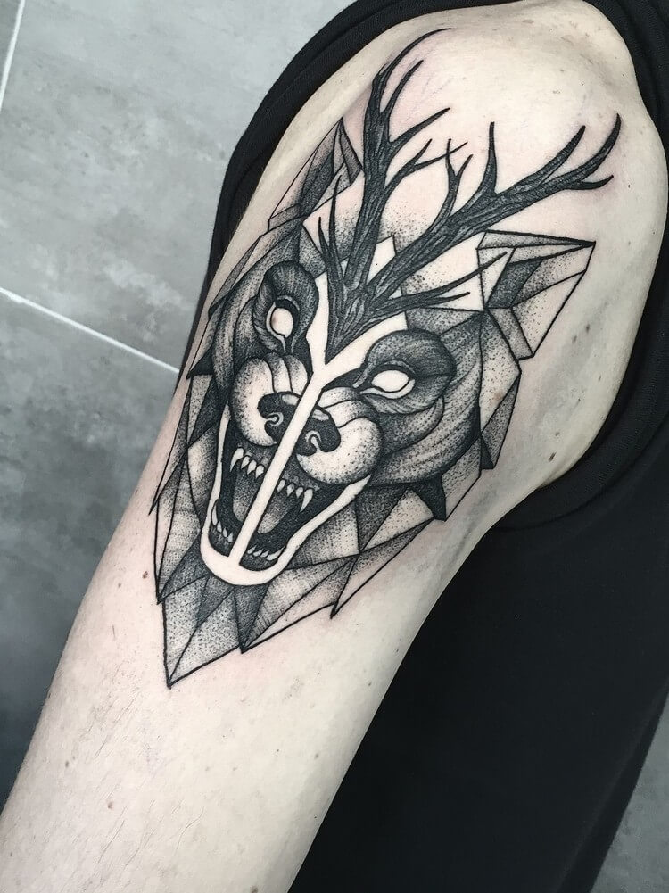 tatouage géométrique dotwork loup bois de cerf homme épaule