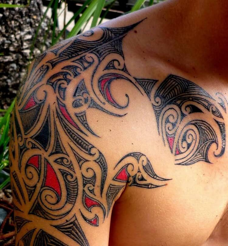 tatouage homme épaule style maori modernisé couleur rouge