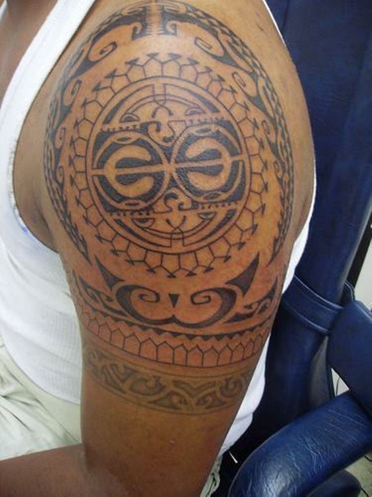 tatouage homme épaule style maori motifs classiques