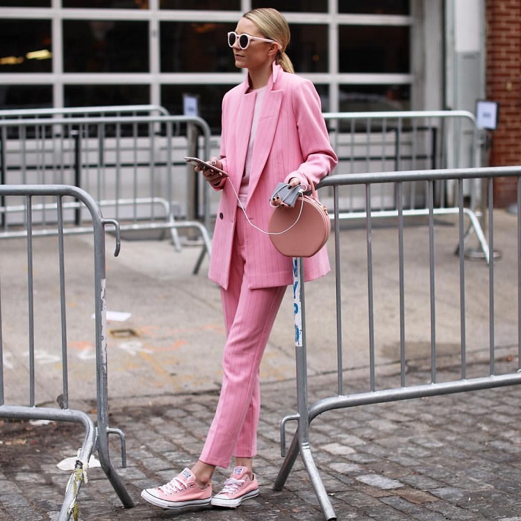 tenue élégante en rose avec des baskets look business