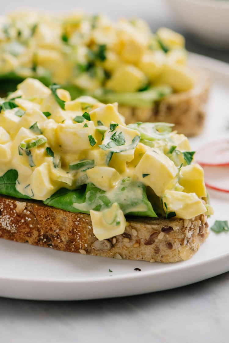 toast apéro facile et rapide pour pâques 2021 salade oeufs